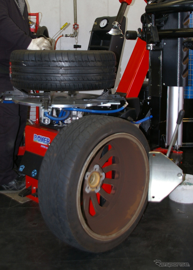 タイヤ交換作業の様子。古タイヤを外されたホイールにミシュランSP2が装着される