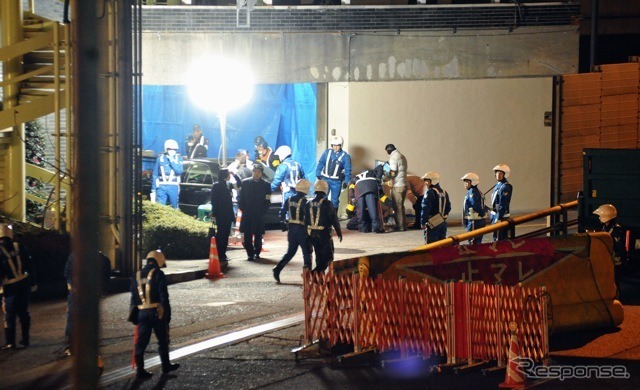 不正改造を疑われた車両の検査の様子（首都高速中央環状線・1月1日深夜1時50分。撮影＝中島みなみ）