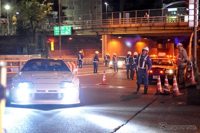 首都高速中央環状線で、警視庁の検問に呼び込まれる乗用車(撮影=中島みなみ)