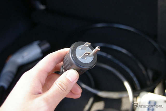 充電の際には必ず三相のプラグを使用する
