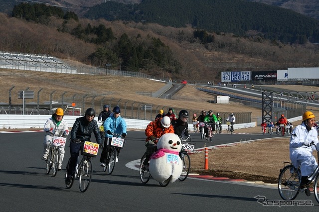コースを走る参加者