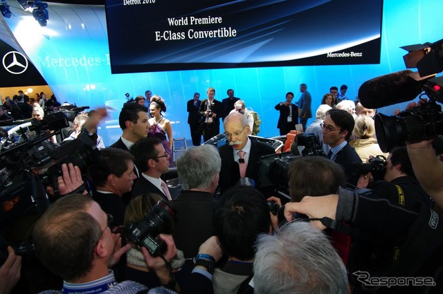 メルセデスのディーター・ツェッチェ会長(画面中央)