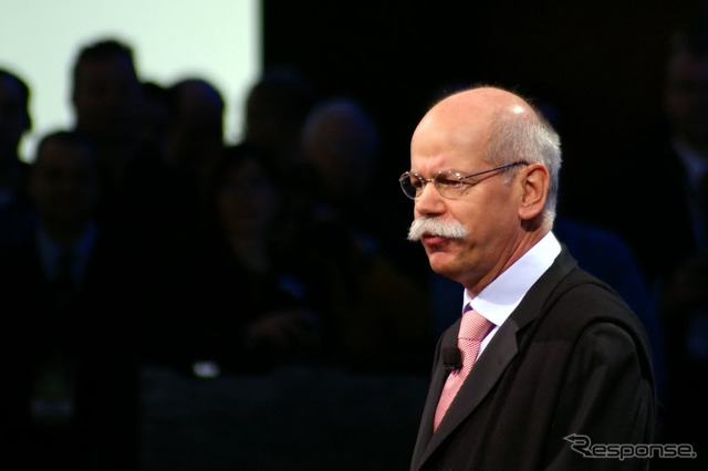 メルセデスのディーター・ツェッチェ会長(画面中央)