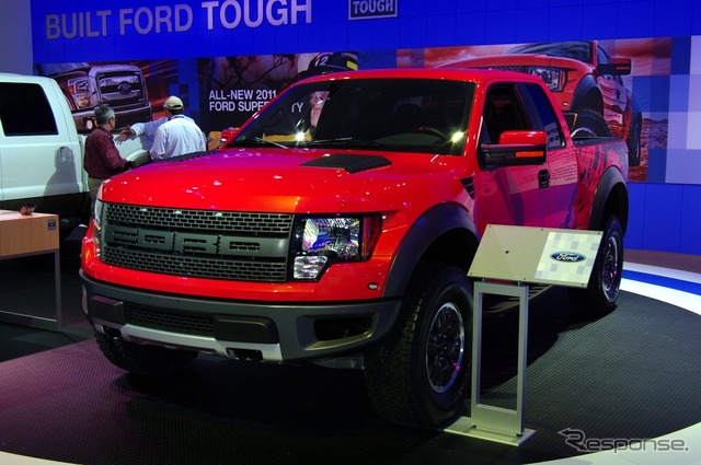 フォードのピックアップトラックの長寿モデルである「F150」バリエーションのひとつ「RAPTOR（ラプター）」。ボンネットの左右に明けられたエアインテークやグリルと一体化されたフォードロゴ、フェンダー上のエアアウトレットがやけにスポーティでカッコいい。