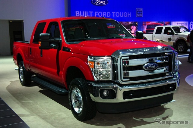 F250 SUPER DUTY。アメリカのピックアップトラックはモデルチェンジのたびにグリルが巨大化している。トラックは押し出しの強い顔のほうが受けるというが、このグリルはいくら何でも大きすぎるのでは。