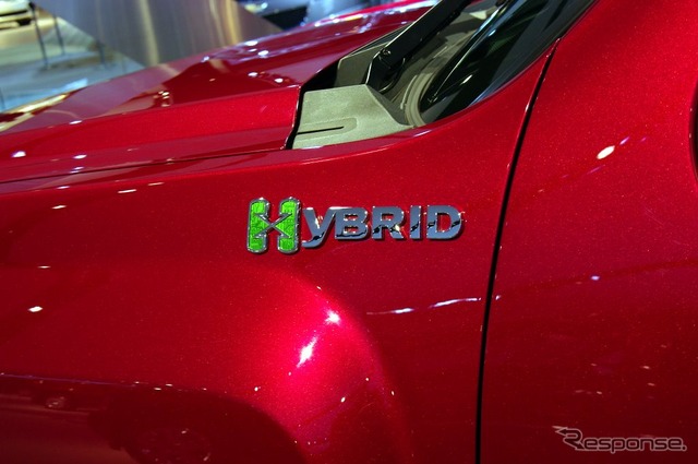シルバラードには、BMWとダイムラー、およびクライスラーで共同開発した2モードハイブリッド仕様車が存在する。ただしハイブリッドモデルのプラスタグは4万ドル超と、この種のピックアップトラックとしては非常に高価になってしまう。