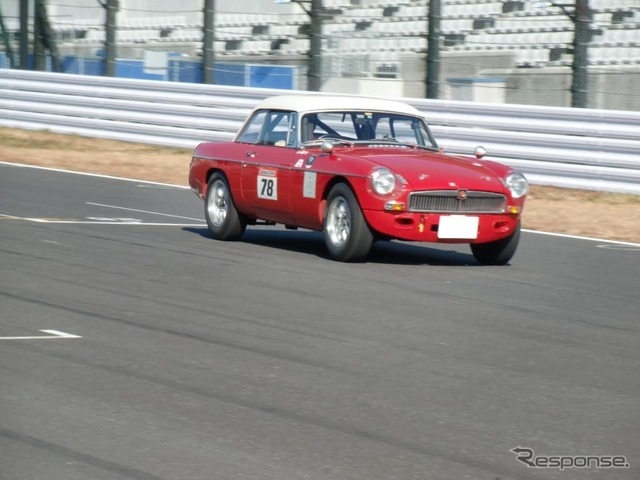 サーキットを駆け抜ける1965年式MGB