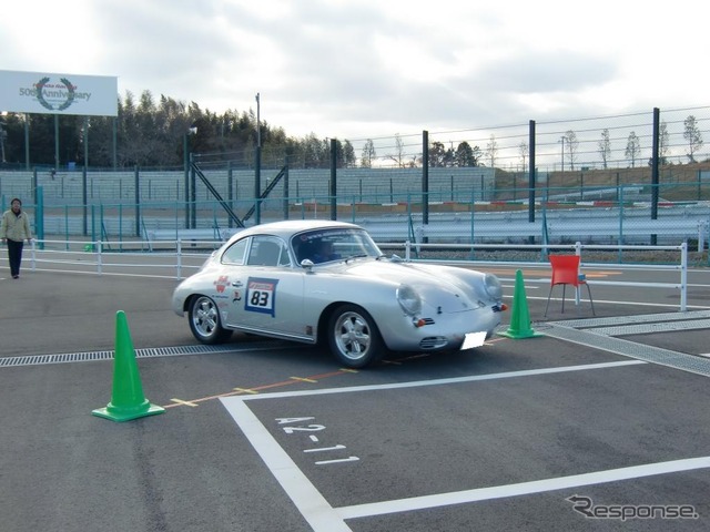 タイムトライアルのスタートを切るポルシェ356SC