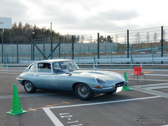 タイムトライアルで見事2位を射止めたジャガーE-Type Sr.1。ドライバーは女性