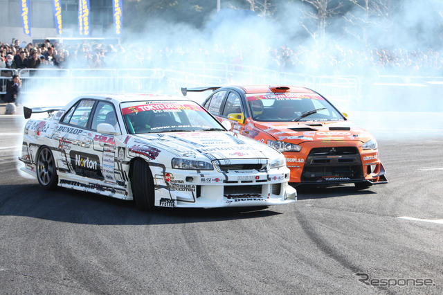 D1。野村のER34型スカイライン(手前)。デモランでの06年王者の熊久保信重とのバトルの様子