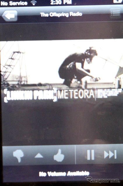 Pandoraを再生中のiphone 3GS。通信状態が「No Service」となっているのは、会場ではWi-Fiでの接続となっていたため