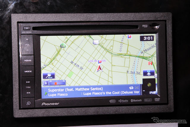 AVIC-X920BT。モニターはタッチパネル機能付き6.1型WVGAを採用。iPod/iPhoneは背面のUSBに接続。BluetoothAudioにも対応。ボイスコントロール機能も備える