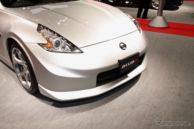 初代S30型を彷彿とさせるロングノーズが特徴のZ34型だが、さらにフロント部が延伸されている