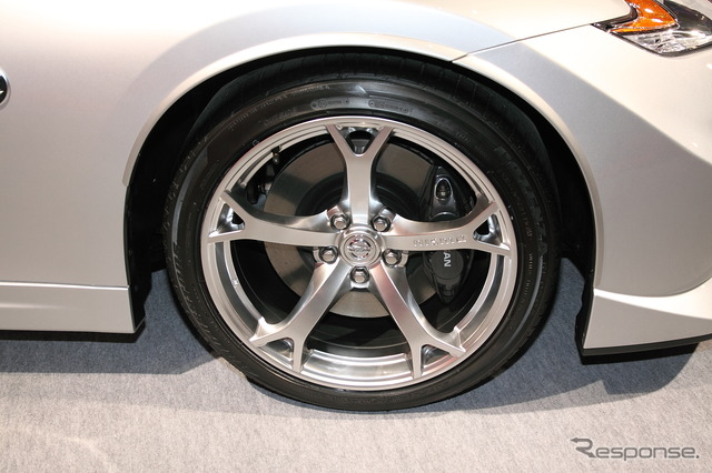 ホイールは、レイズ製の専用アルミ鍛造ホイール。NISMOのロゴ入り