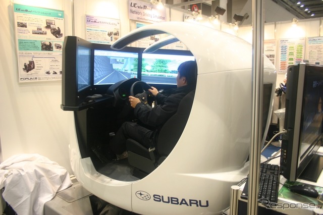 6軸制御シミュレータ。レクサスのシミュレータもフォーラムエイトが開発している