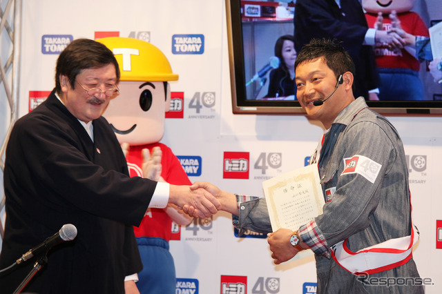 タカラトミー 代表取締役社長・富山幹太郎氏は、山口智充さんを“でっかい子供大使”に任命