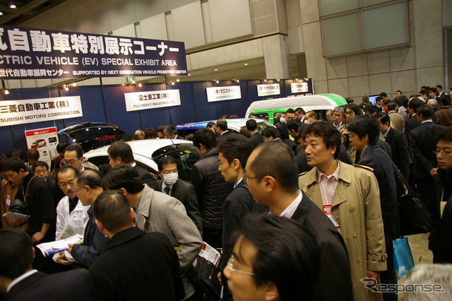 EV展示コーナーは展示車両が見えないほどの人だかり
