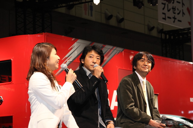 GT-R 用NISMOクラブスポーツパッケージ開発秘話トークショーの様子。「フェアレディZ」などが並ぶメインステージ前で行われた