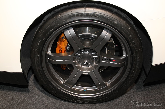 ブリヂストン社製ランフラットタイヤ「ポテンザRE070R」とレイズ製アルミ鍛造ワンピースホイール