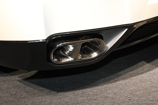 専用チタン製マフラー。NISMOロゴはテールフィニッシャーにあるが、通常は見えない