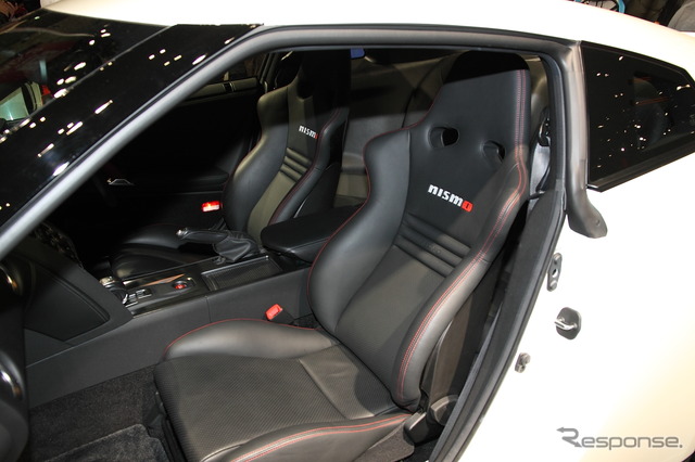 NISMOロゴ入りカーボンバケットシート