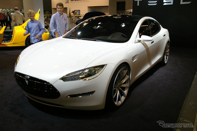 ブラックアウトされ中がほとんど見えなかったフランクフルトでのモデルS。内装はダミーだ。