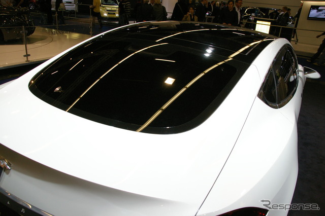 ブラックアウトされ中がほとんど見えなかったフランクフルトでのモデルS。内装はダミーだ。