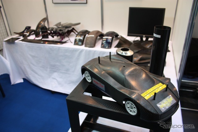 ドライカーボンを専門に手がけるフューチャーズクラフトの展示。モータースポーツ用パーツも多く手がける