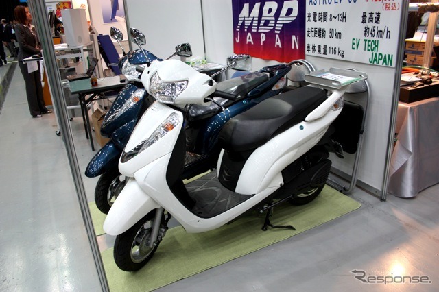 中国製をEVテックジャパンが改良し販売する電動スクーター。鉛電池+インホイールモーターの50cc登録。12.8万円という低価格が魅力だ