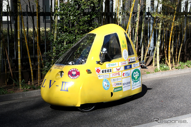 黄色のボディカラーは視認性を考慮した結果。前2・後1の3輪車で、ドアは右側だけに備わる。