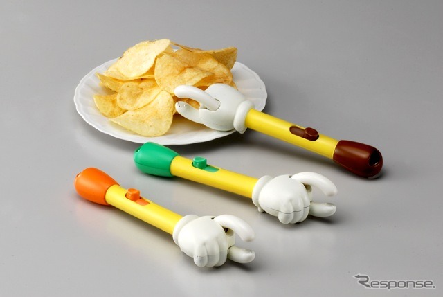 ポテチの手、左から「しおカラー」、「のりしおカラー」、「コンソメカラー」　（c）TOMY