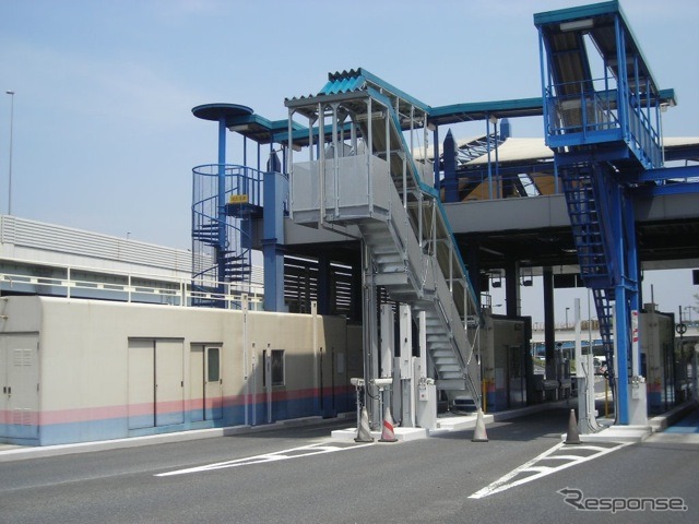 横断歩道橋を設置(写真=首都高)