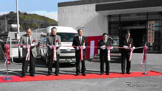 九州地方初、福岡県八女市で運行開始。記念式典でのテープカット