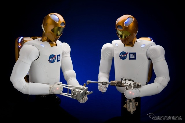 2社が共同開発したヒューマノイドロボットRobonaut2（通称：R2）