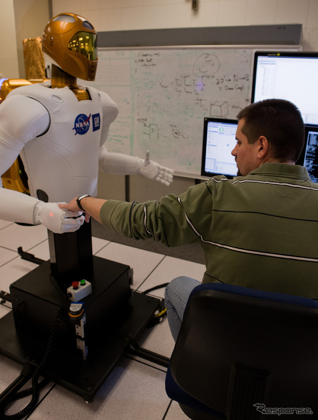 2社が共同開発したヒューマノイドロボットRobonaut2（通称：R2）