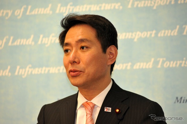 5日夜、閣議後会見に臨む前原国交相（撮影＝中島みなみ）