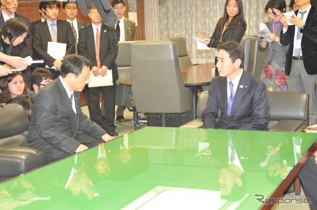 国交省を訪れ、前原大臣と会談する豊田社長(撮影:中島みなみ)