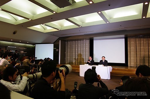 記者会見の様子(会見席左:佐々木副社長、右:豊田社長)