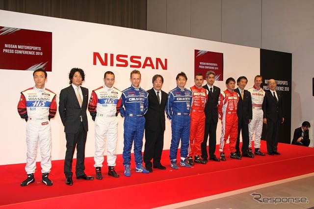 GT500のドライバー、柿元総監督、眞田NISMO社長でフォトセッション