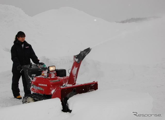 中型ハイブリッド除雪機 スノーラシリーズ(写真=ホンダ提供)