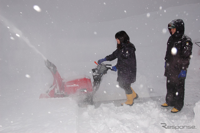 中型ハイブリッド除雪機 スノーラシリーズ(写真=ホンダ提供)