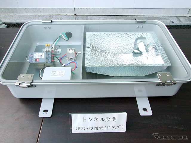 新たなトンネル照明の開発に向けた実証実験