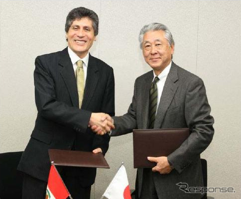 署名式の様子(左:ガラ鉱山次官 右:河野理事長)