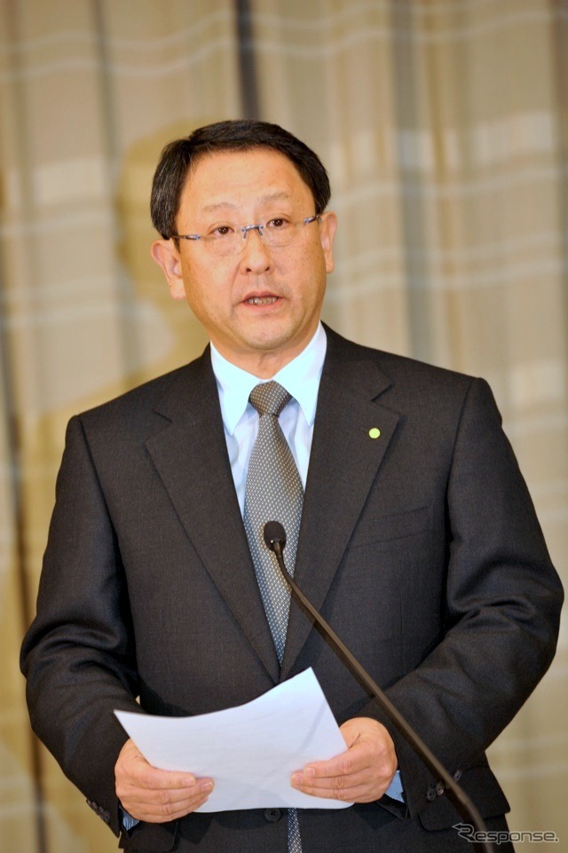 17日17時・トヨタ自動車東京本社ビルで会見に臨む豊田章男社長(撮影=中島みなみ)