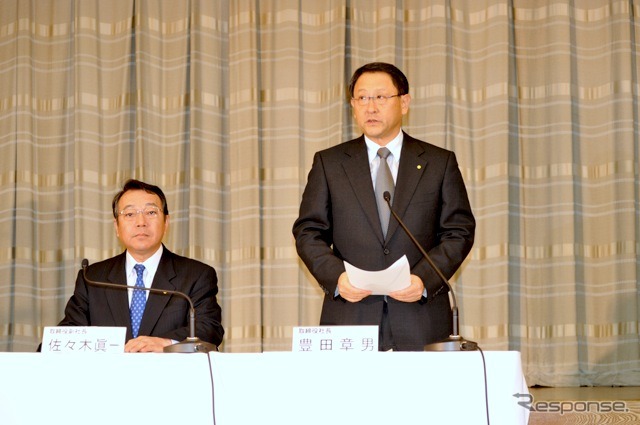 17日17時、トヨタ自動車東京本社ビルで並んで会見する豊田社長(向かって右)と佐々木副社長(撮影=中島みなみ)