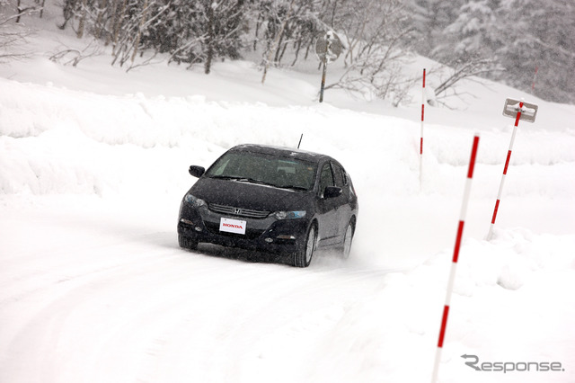 北海道・旭川の鷹栖テストコースを駆け抜けるインサイト（写真＝ホンダ提供）