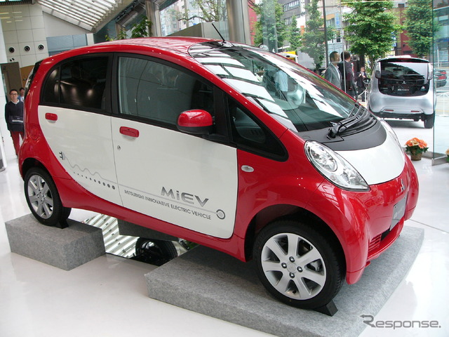 i-MiEV。次世代エコカーの効果を最大限発揮するためには、再生可能エネルギーの開発が必須