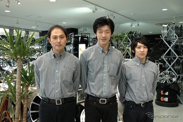 フジ・コーポレーション 店舗営業部 第四ブロック長の長山浩幸氏(左端)と「スペシャルブランド グリーンロード店」のスタッフ