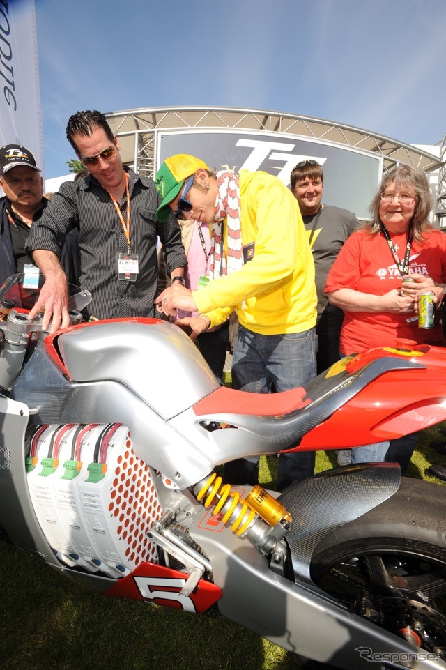 2009年、モトシーズのパドックを訪れたMotoGPチャンプのロッシ。「ギアが1段しかないのか!」