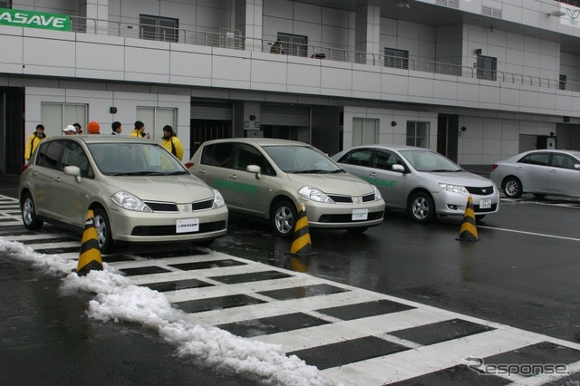 パドック内のテスト車両